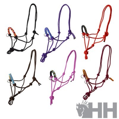 Cinco cabrestos de corda coloridos para animais