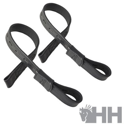 Par de pegas em material sintético preto para equipamento equestre com costuras reforçadas.