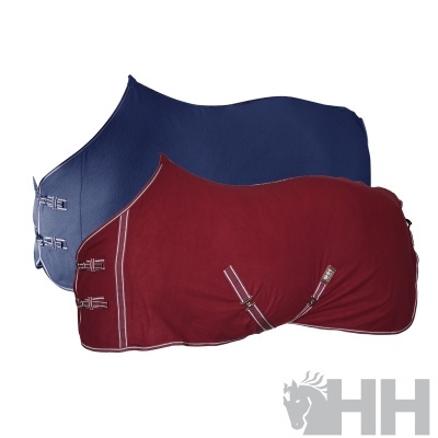 Duas mantas para cavalo, azul escura e vermelha, com fechos metálicos e contornos brancos