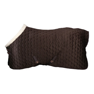 Manta para cavalo castanha escura acolchoada com forro branco.