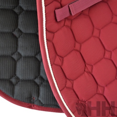 Tapetes para sela de cavalo vermelho e preto com padrões acolchoados