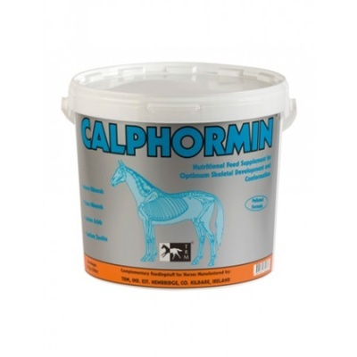 Recipiente do suplemento alimentar CALPHORMIN para cavalos com ilustração do esqueleto e texto