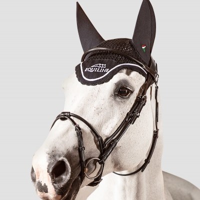 Cavalo branco com cabresto preto e proteção para orelhas EQUILINE