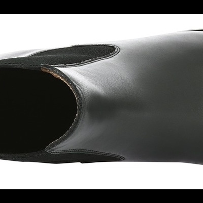 Sapato preto de couro visto de cima