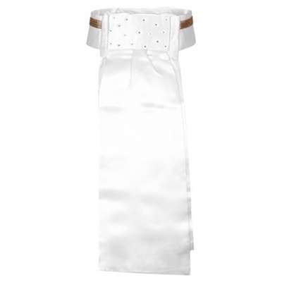 Gravata branca acetinada com faixa superior perfurada e detalhes bege