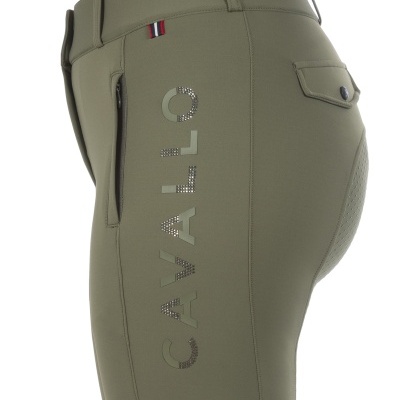 Calças de equitação verde oliva com texto CAVALLO na lateral e bolsos.