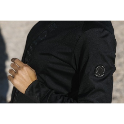 Peça de vestuário preta com logótipo circular na manga