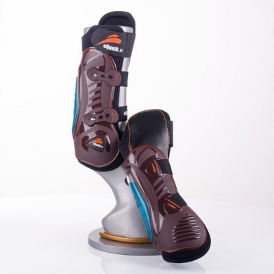 Botas protetoras qQuick Jr para cavalos castanho e azul em suporte prateado