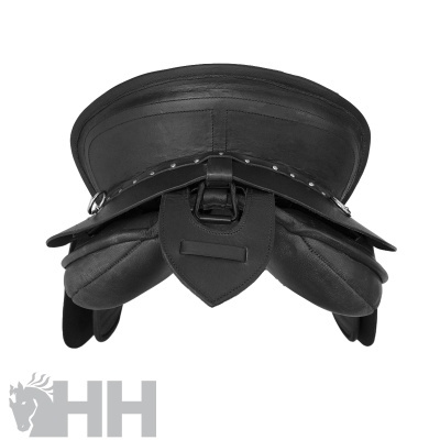 Selim de equitação em couro preto com rebites e acolchoamento