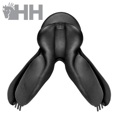 Sela de equitação preta com textura perfurada e logo HH cinzento