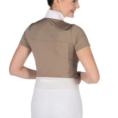 Mulher de costas com camisa taupe e calças brancas justas