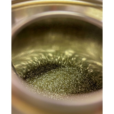 Pote com pó brilhante dourado