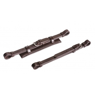 Pegas de arreio em pele castanha escura com fivelas metálicas prateadas