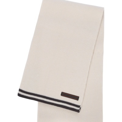 Cachecol creme com riscas pretas e etiqueta.