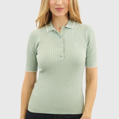 Camisola polo feminina verde menta de malha canelada com botões e calças jeans escuras