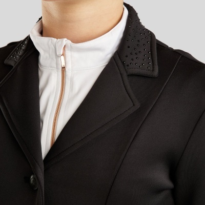 Blazer preto com gola decorada e peça superior branca com fecho de correr