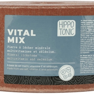 Bloco mineral redondo castanho com etiqueta azul e texto VITAL MIX e HIPPO TONIC