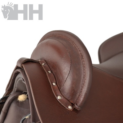 Sela de equitação de couro castanho com detalhes metálicos