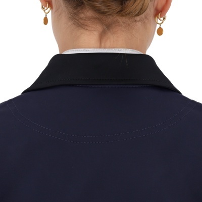 Parte de trás de roupa azul escura com gola preta e detalhe branco com brincos dourados