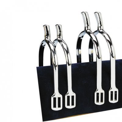 Quatro pinças metálicas prateadas com base preta