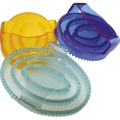 Três ralos de chuveiro coloridos em plástico translúcido