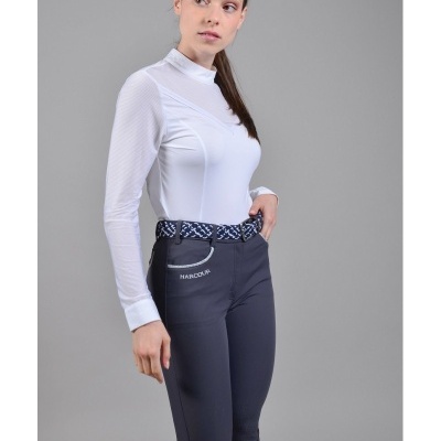 Mulher com camisa branca e calças justas cinza escuras com cinto azul e branco