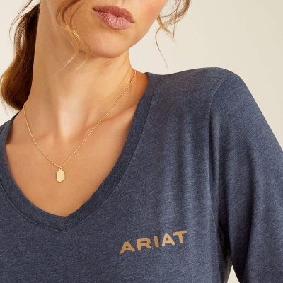 T-shirt azul escuro com logotipo ARIAT dourado e decote em V