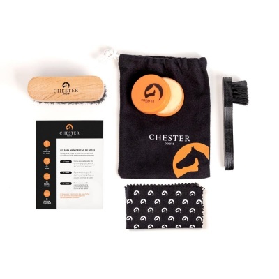 Kit de limpeza para botas Chester com escovas, potes laranja, saco preto e cartão de instruções