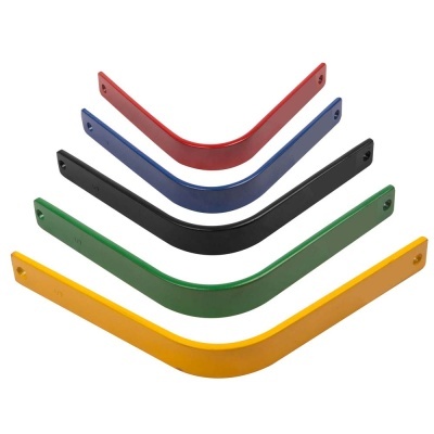 Cinco suportes metálicos coloridos em forma de L alinhados.