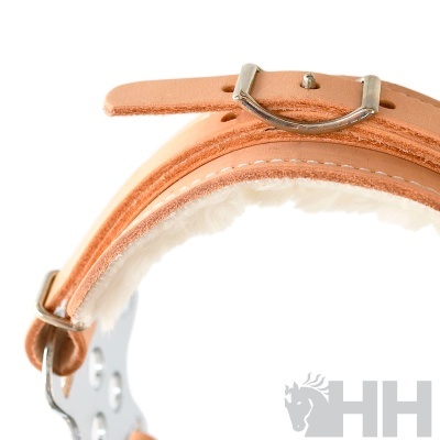 Coleira de pele castanho claro com interior branco almofadado