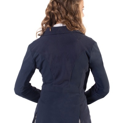 Casaco de equitação azul escuro com tecido liso nas mangas e parte inferior traseira, e parte superior traseira texturizada