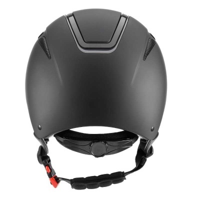 Capacete preto de desporto ao ar livre visto de trás.