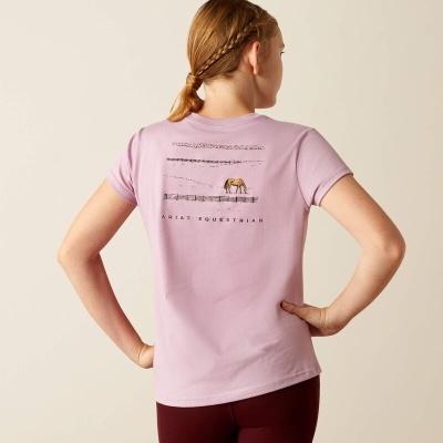 Camiseta rosa claro com estampado de cavalo e texto nas costas