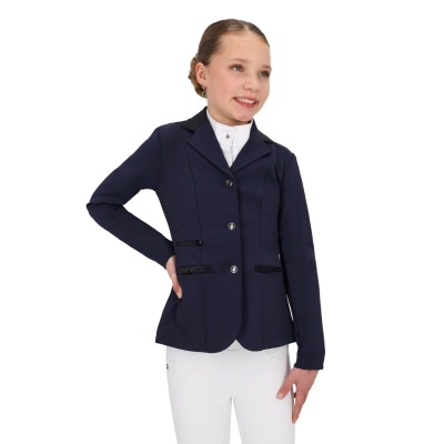Jovem vestindo blazer azul escuro com botões prateados e gola preta