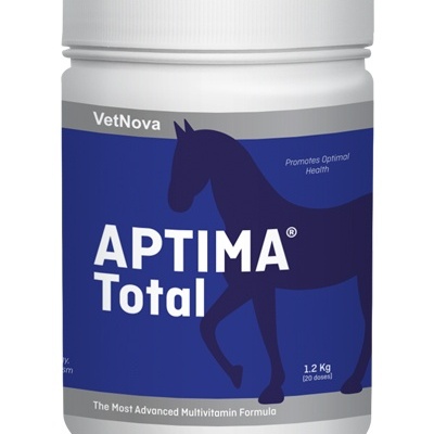 Recipiente de suplemento multivitamínico para cavalos Aptima Total da VetNova com design azul e cinza