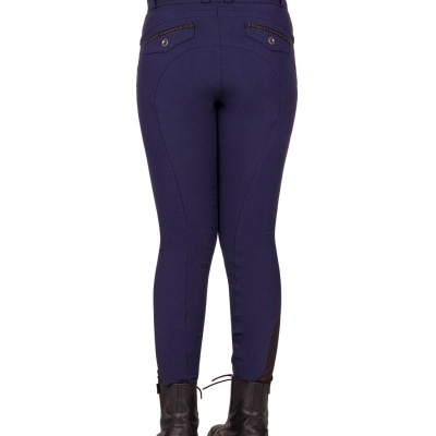Calças justas azuis escuras com bolsos abotoados e botas pretas