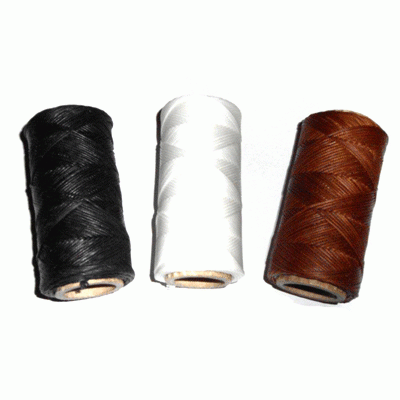 Três carretéis de linha de costura em preto, branco e castanho