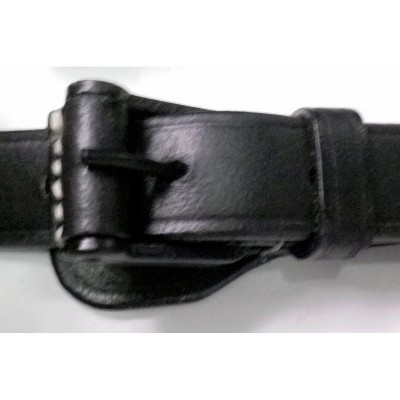 cinto preto de couro com fivela preta e costura branca
