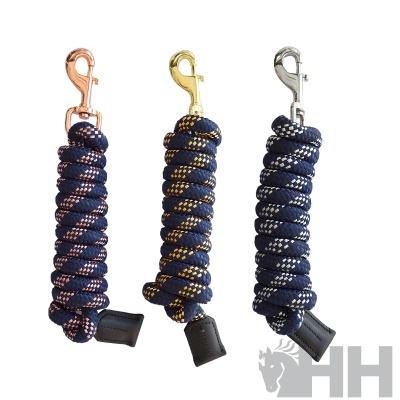 Três cabos de corda azul marinho com mosquetões metálicos e extremidades em couro preto