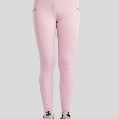 Calças desportivas cor-de-rosa claras com ténis cinzentos em fundo cinzento.