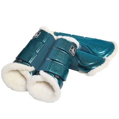 Proteções azuis metálicas para cavalos com interior de pelo branco