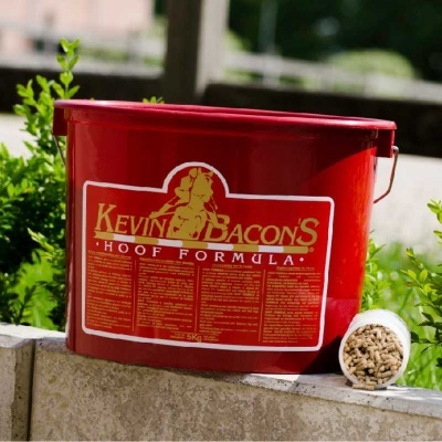 Balde vermelho de Kevin Bacon's Hoof Formula com pellets em recipiente ao lado