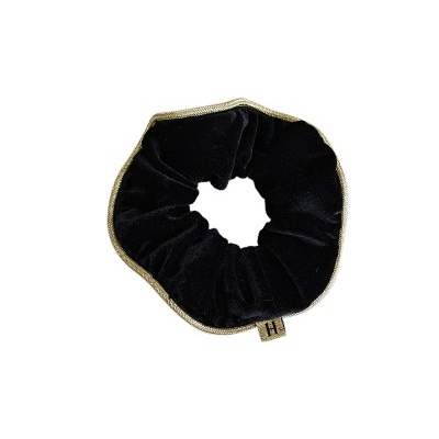 Elástico de cabelo scrunchie preto com borda dourada e etiqueta com a letra H