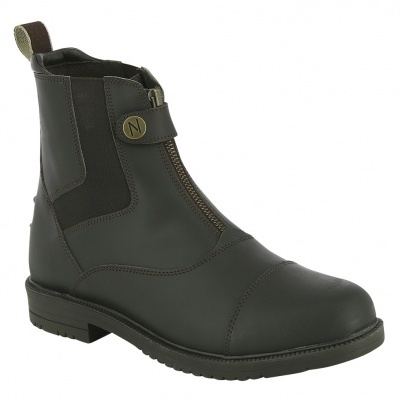 Bota preta de couro com fecho de correr frontal e fivela metálica