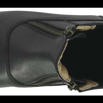 Sapato preto de couro masculino com fecho de correr lateral visto de cima