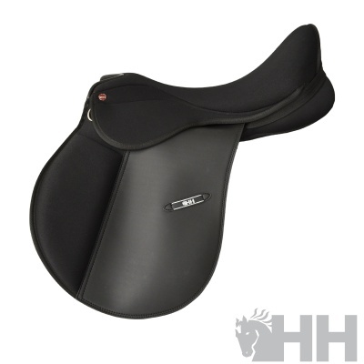 Sela de equitação preta com placa metálica HH e detalhes em tecido