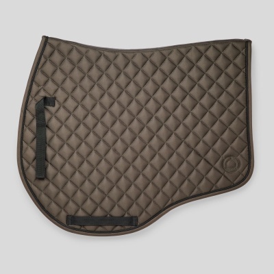 Tapete para sela castanho com padrão matelassê em losango e cintas pretas