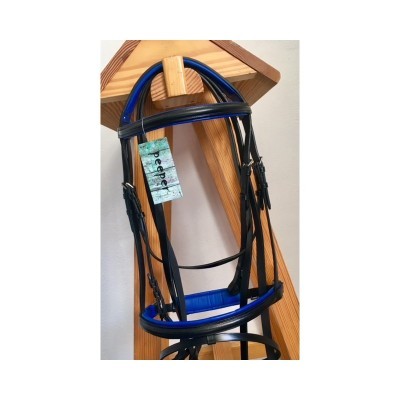 Freio de cavalo preto e azul pendurado num suporte de madeira