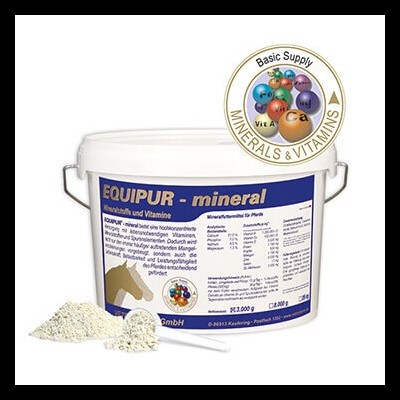 Balde de suplemento mineral para cavalos, EQUIUR, com pó branco e colher medida.