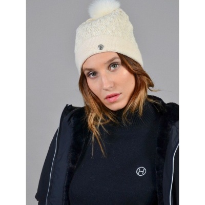 Mulher com gorro creme de malha com pompom branco e casaco preto